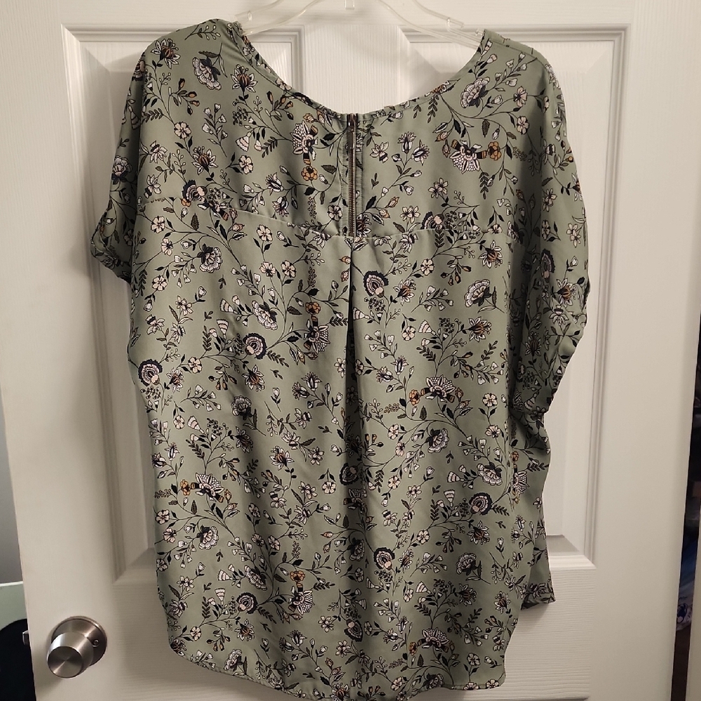 Maurices Floral Print Green Women's Top - Picture 2 of 4